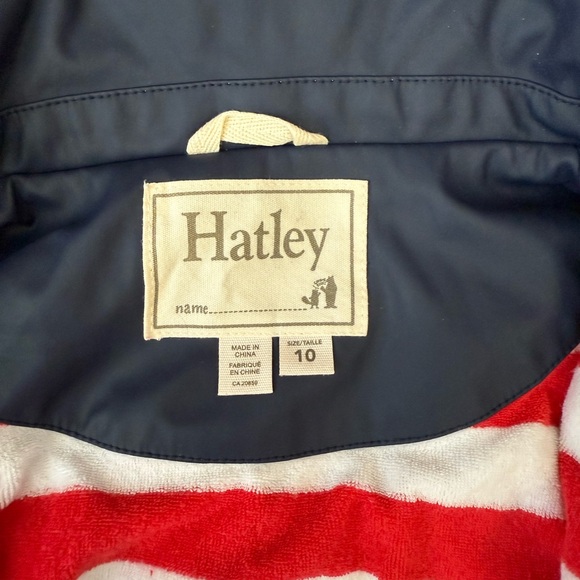 Navy Blue Hatley kids jacket size 10.  It has a detachable hood.  Like new - Picture 4 of 5